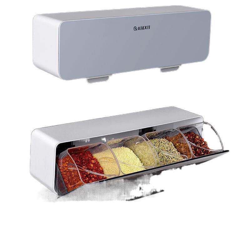 Caixa de especiarias de cozinha com colher 
Caixa de tempero de parede.